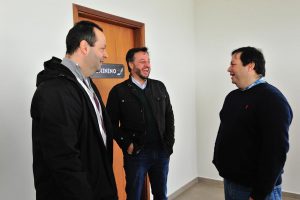 Foto Marcelino Dia/Acontece Botucatu: Caco e João em animada conversa durante lançamento do novo portal Acontece Botucatu