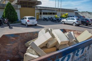 Pedaços de colchões jogados em caçamba em frente à unidade de Botucatu