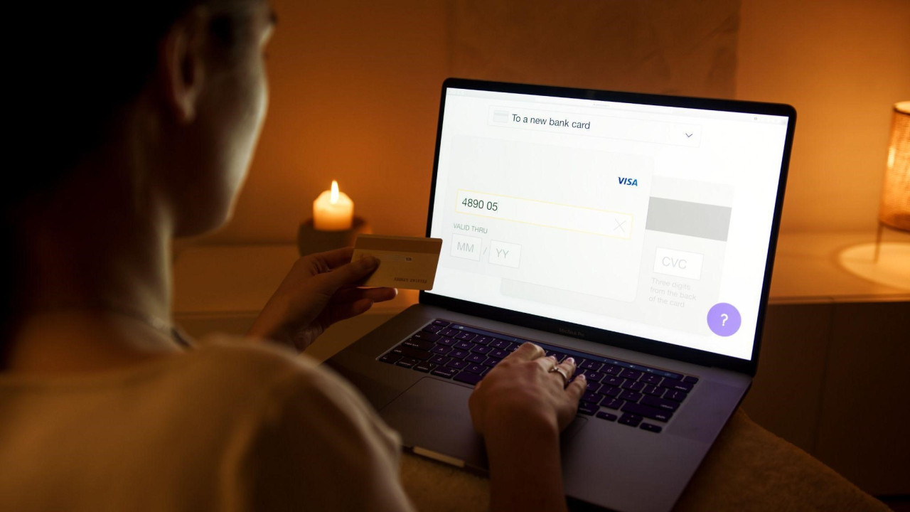 Transações de pagamento on-line com um cartão e um laptop