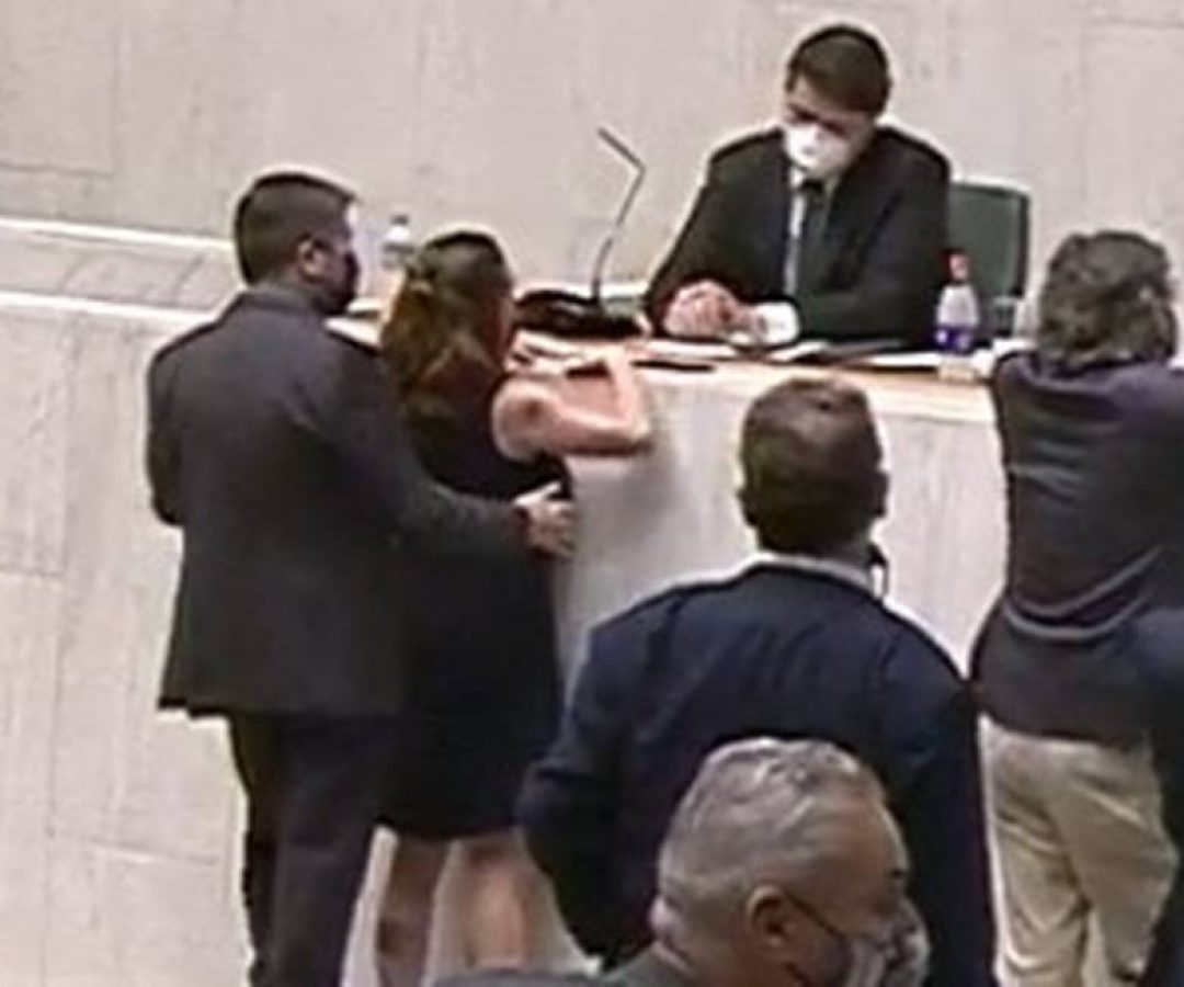 isa-penna-assediada