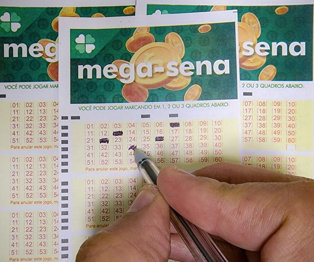 22/06/2023 - Brasília - Volantes da Mega Sena sendo preenchidos para apostas em casas lotéricas da Caixa. Foto: Rafa Neddermeyer/Agência Brasil